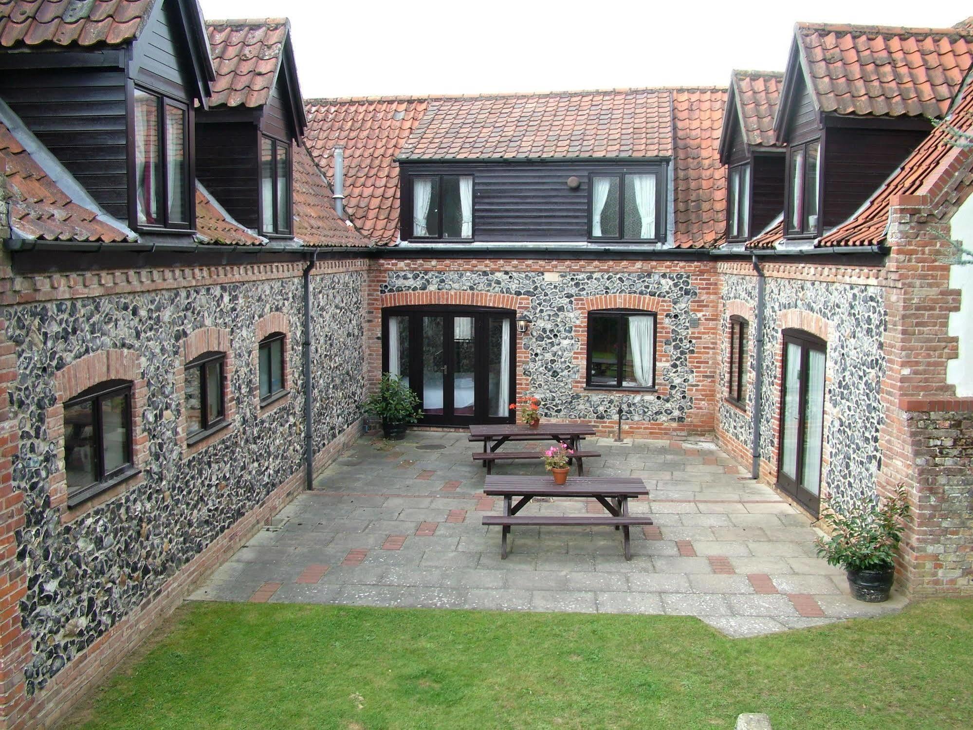 The Crown Hotel Mundford Exterior photo